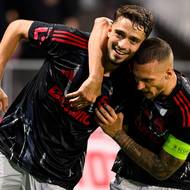 Albion Rrahmani a Lukáš Haraslín ze Sparty oslavují vedoucí gól.