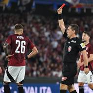 Ondřej Pechanec ukazuje Koutnému červenou kartu 