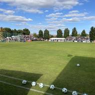 Pohled na trávník na stadionu v Brozanech