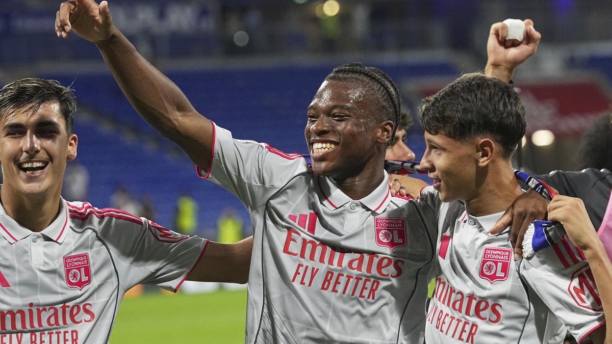 Fotbalisté Lyonu vyhráli v Lille a dotáhli se na vedoucí PSG