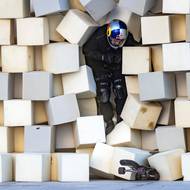 Jízda skončila ve stěně z molitanových kostek.