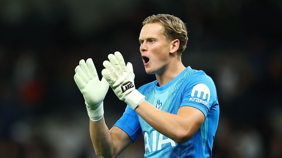 Parádní zákrok! Kinský po čase chytal za Tottenham a pomohl k postupu