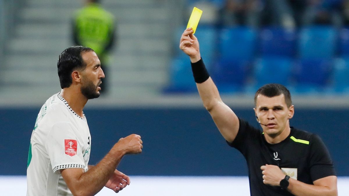 Bizár v ruské lize. Hráč musel prosit fanouška, aby mu vrátil suvenýr