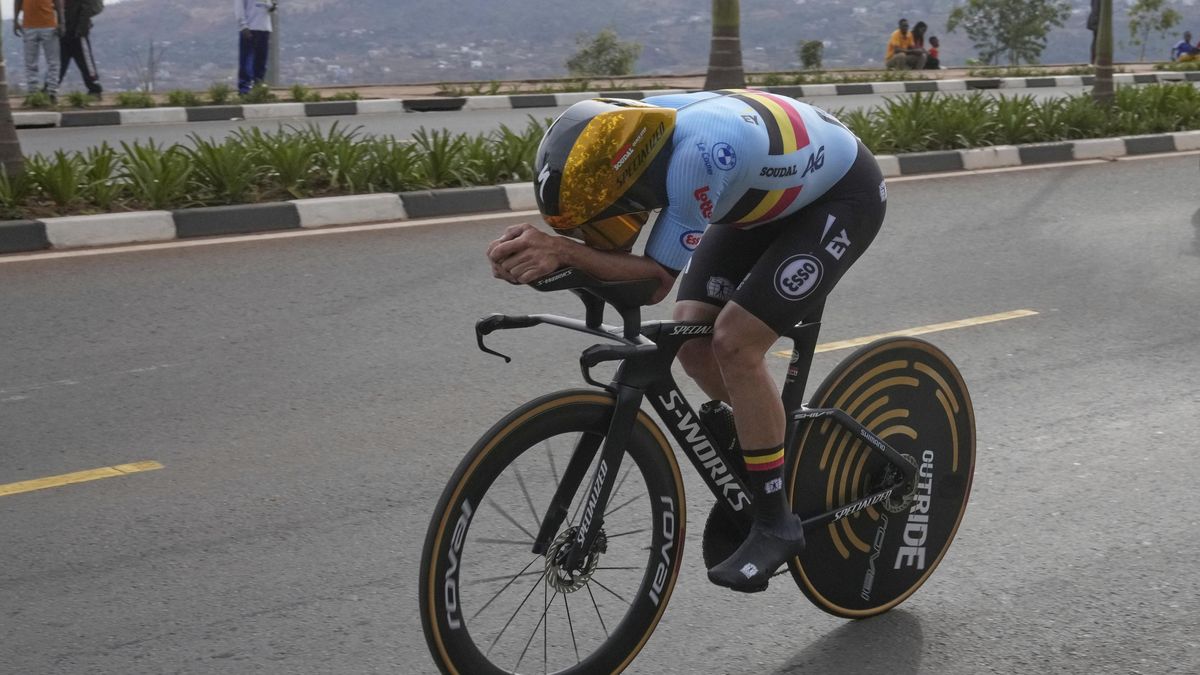 Mistr svého řemesla. Evenepoel v časovce rozdrtil Pogačara i další a potřetí získal duhový trikot