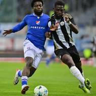 Ostravský Dennis Owusu v souboji o míč.