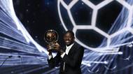 Zlatý míč pro nejlepšího fotbalistu světa získal Dembélé. Dojatý vítěz děkoval agentovi