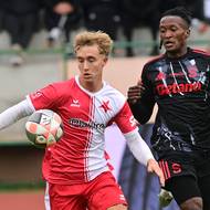 Sparťan Santiago Eneme sleduje hráče Karlových Varů.