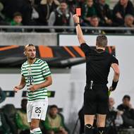 Obránce Ferencvárose Cebrail Makreckis viděl při zápase s Plzní červenou kartu