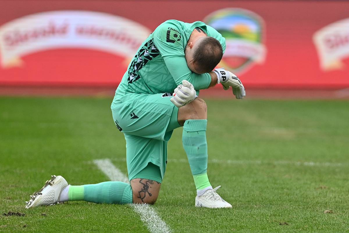 Brankář Dominik Holec z Ostravy po inkasování třetího gólu.