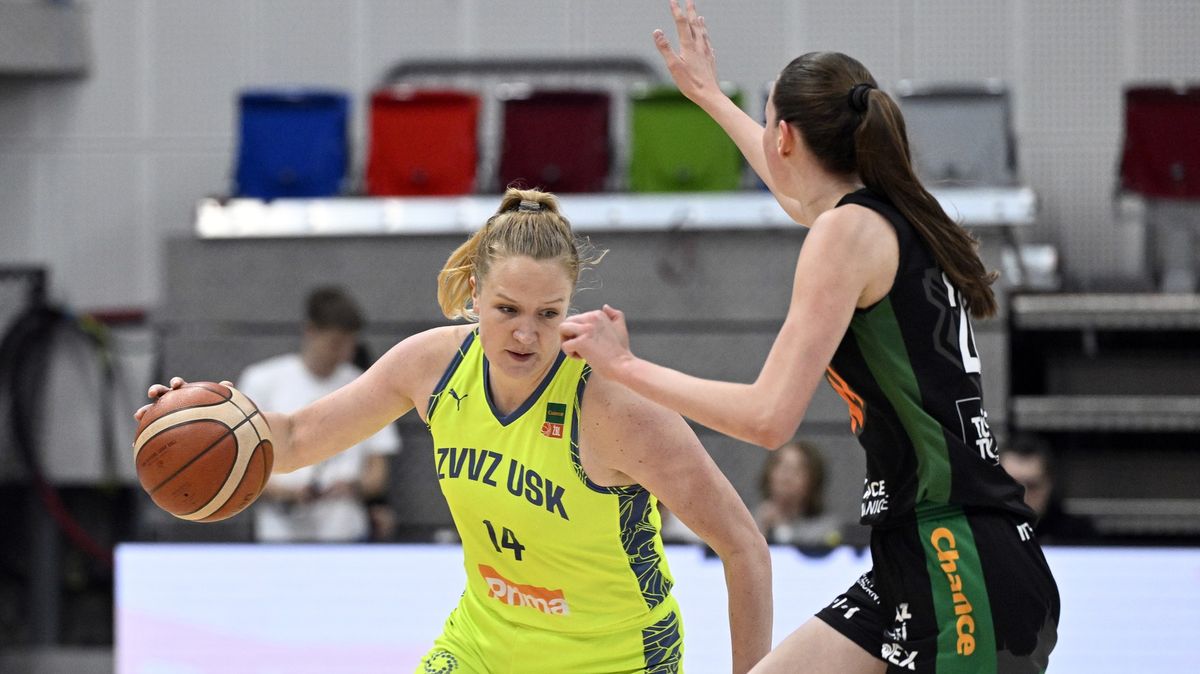 Basketbalistky USK Praha vykročily za 20. titulem výhrou v Hradci Králové
