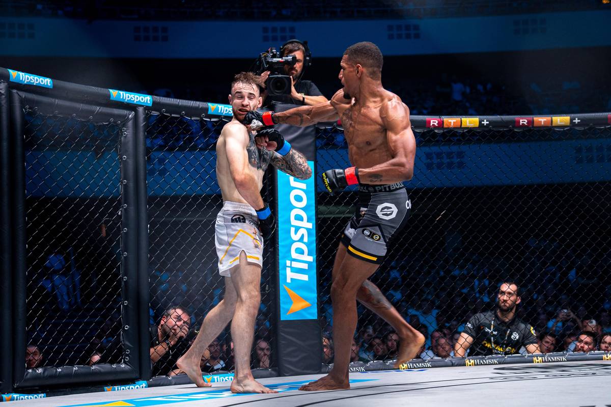 Peter Gabal (vlevo) inkasuje úder od Denise Frimponga.