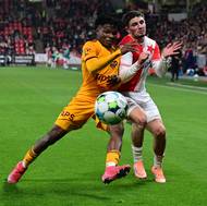 Samuel Isife z Dukly v souboji s Christosem Zafeirisem ze Slavie