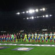 Hráči Viktoria Plzeň a Ferencvárose před začátkem vzájemného zápasu