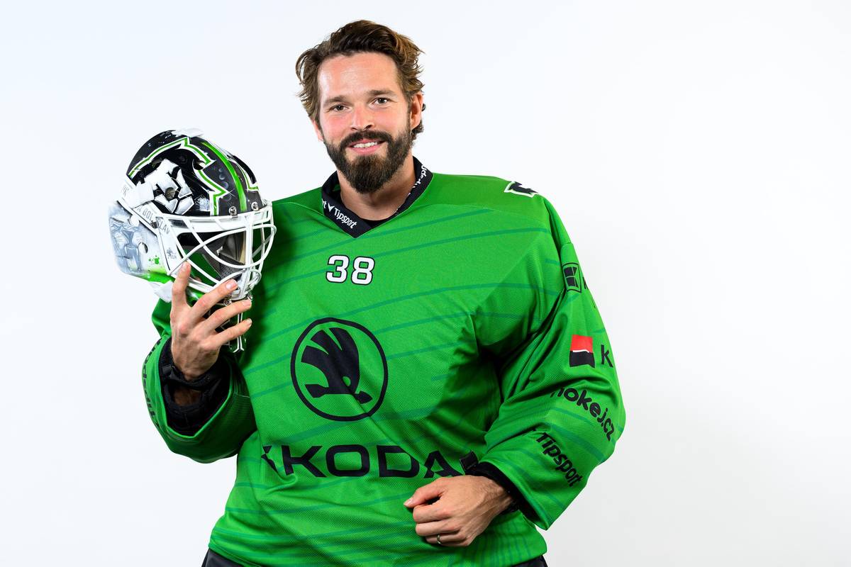 Brankář Mladé Boleslavi Dominik Furch se svou helmou.