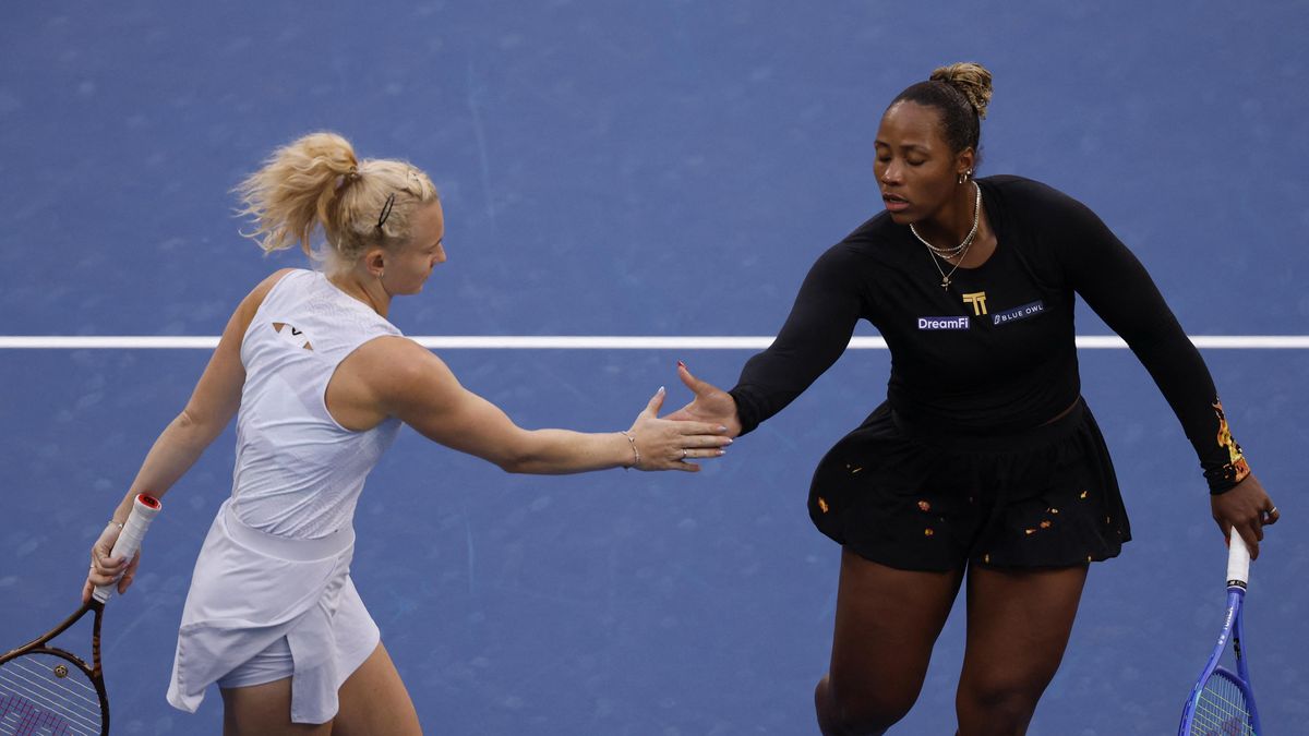 Siniaková dostala od parťačky z deblu náušnice, sama ji naučila několik českých slov