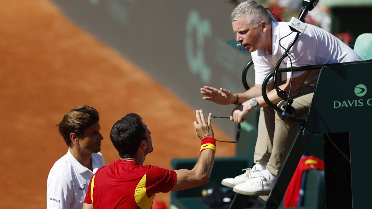 Velkolepý obrat v Davis Cupu zastínil zoufalý sudí. Nezasloužil si, abych mu podal ruku! zuřila jednička