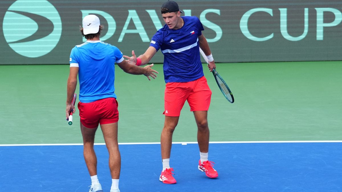 TENIS ONLINE: Češi ve druhé sadě čtyřhry drží s Američany krok. Hrozba bouřky přerušuje zápas