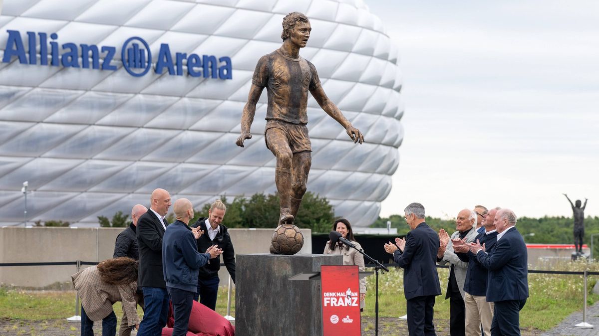 Bayern před stadionem odhalil sochu své velké legendy