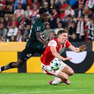 Sahmkou Camara z Karviné fauluje Lukáše Provoda ze Slavie Praha během utkání 8. kola Chance Ligy, SK Slavia Praha - MFK Karviná