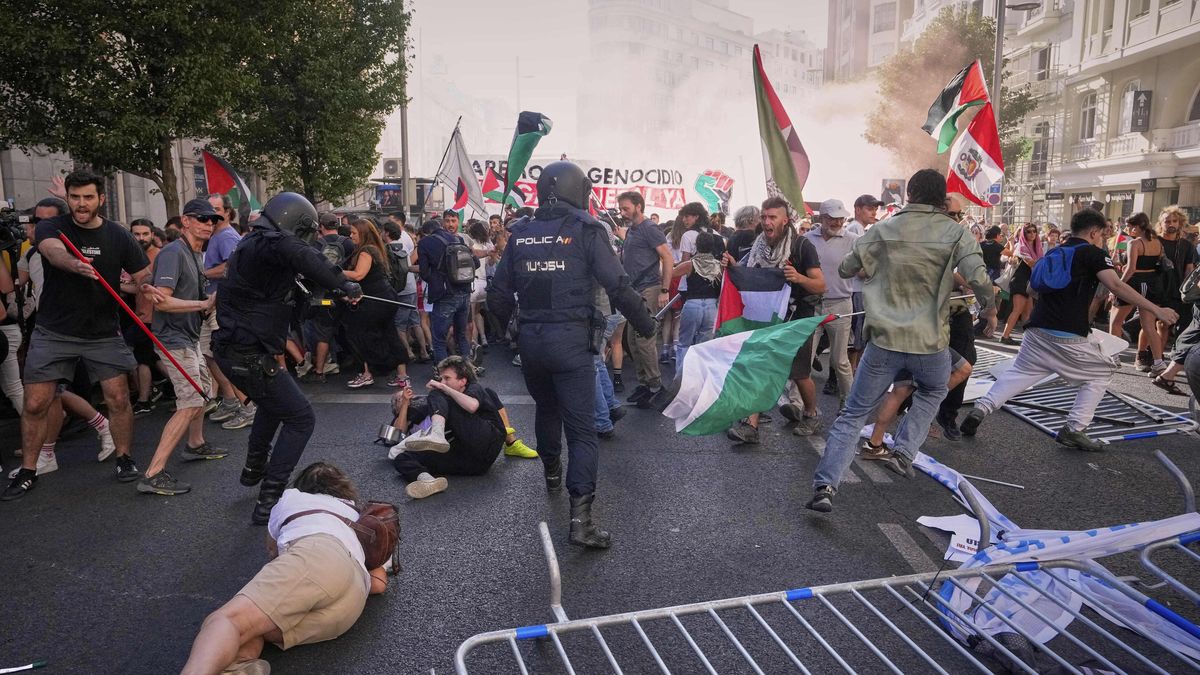 Chaos v Madridu. Poslední etapa Vuelty byla kvůli demonstrantům ukončena