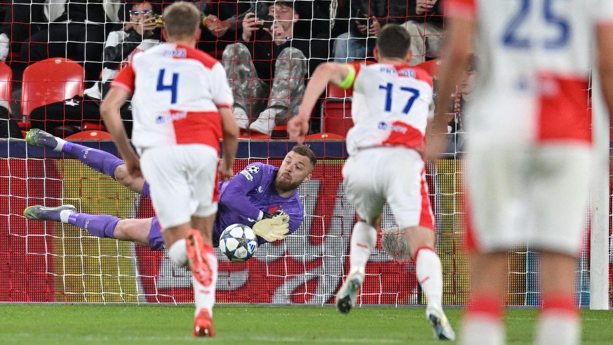 FOTBAL ONLINE: Staněk chytil penaltu! Slavia drží v úvodním duelu Ligy mistrů vedení