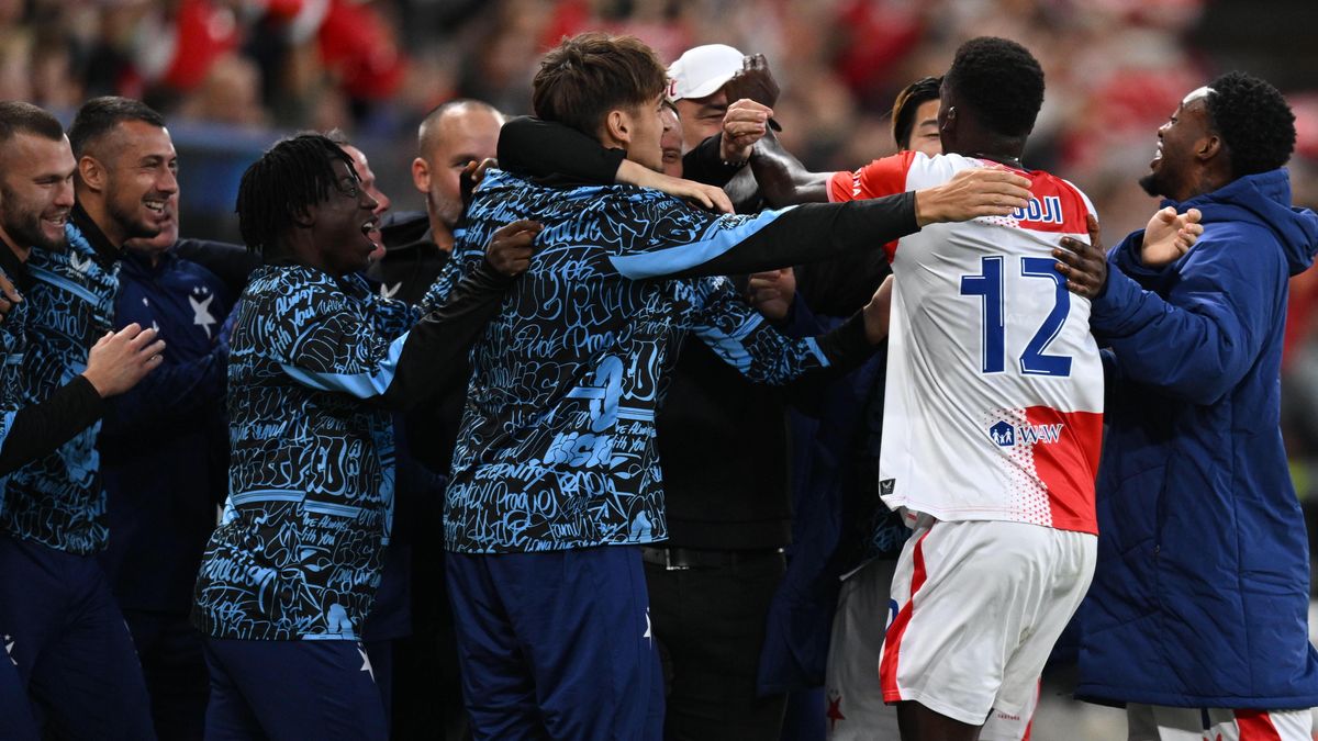 FOTBAL ONLINE: Eden bouří! Slavia vede a žene se za další trefou