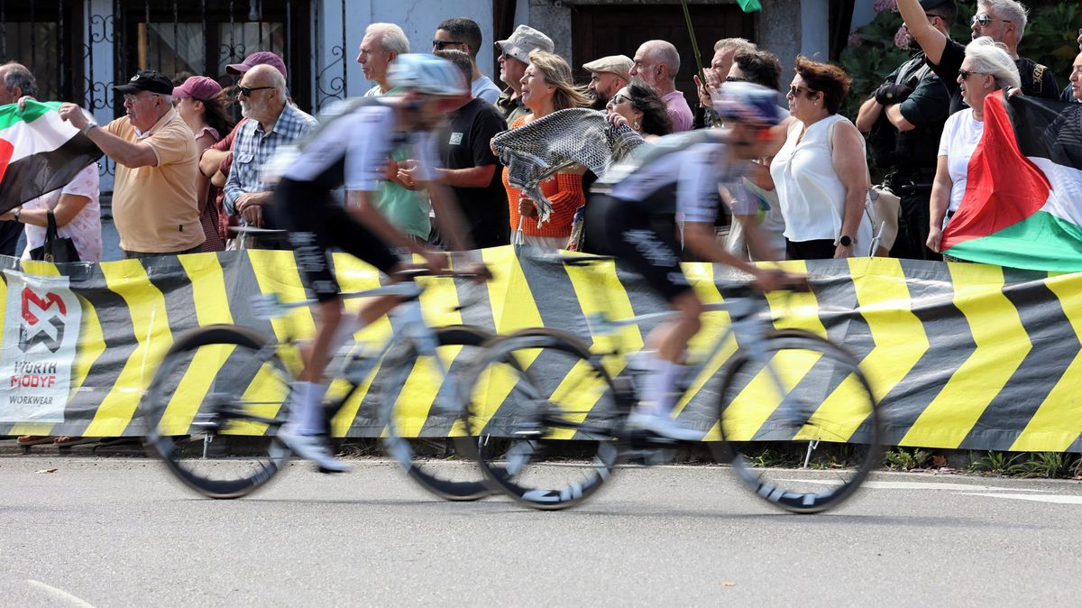 Nečekaná chvíle. Cyklisty na Vueltě ohrozil pes táhnoucí židli