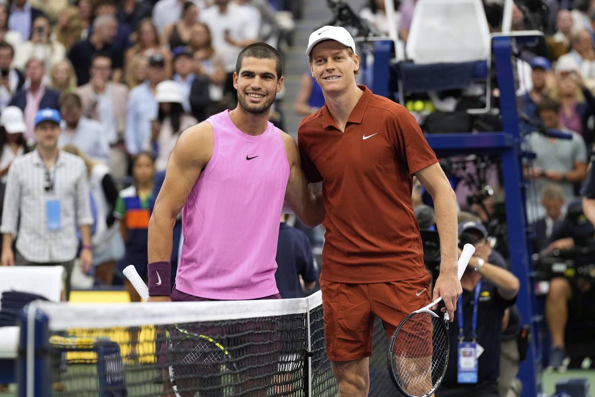 Carlos Alcaraz (vlevo) a Jannik Sinner před začátkem finále US Open