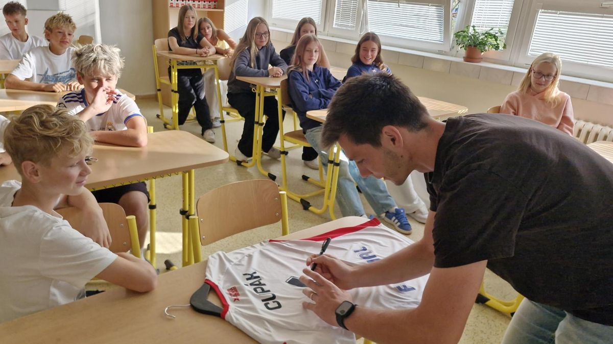 Prvoligový objev Cupák naposledy se svou třídou, děti svému učiteli úspěch přejí