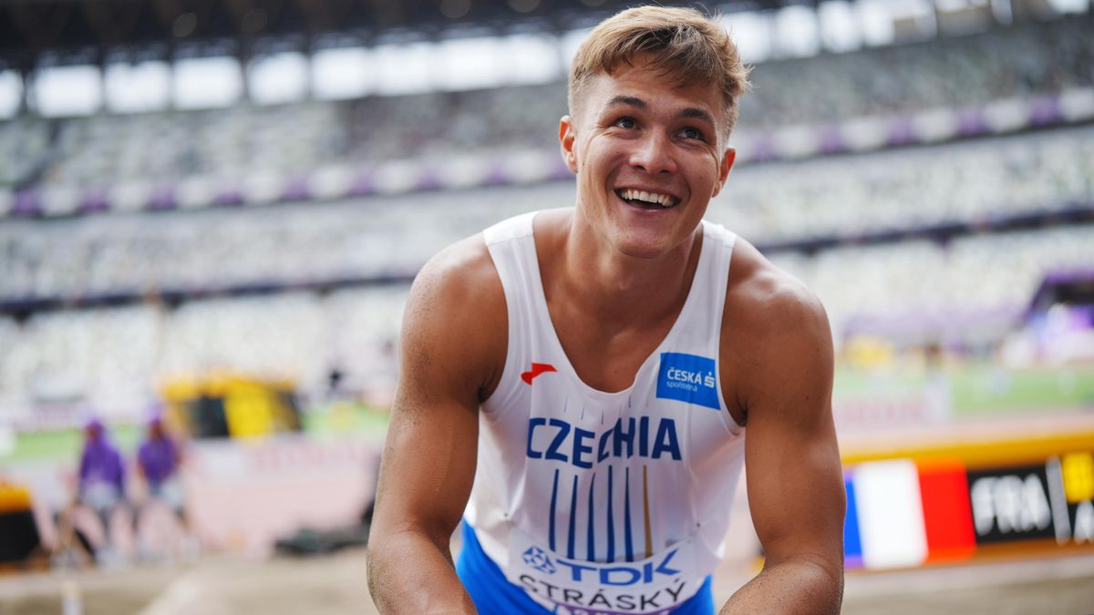 Radost v dálce, šok na čtvrtce. Stráský při debutu útočí na desítku