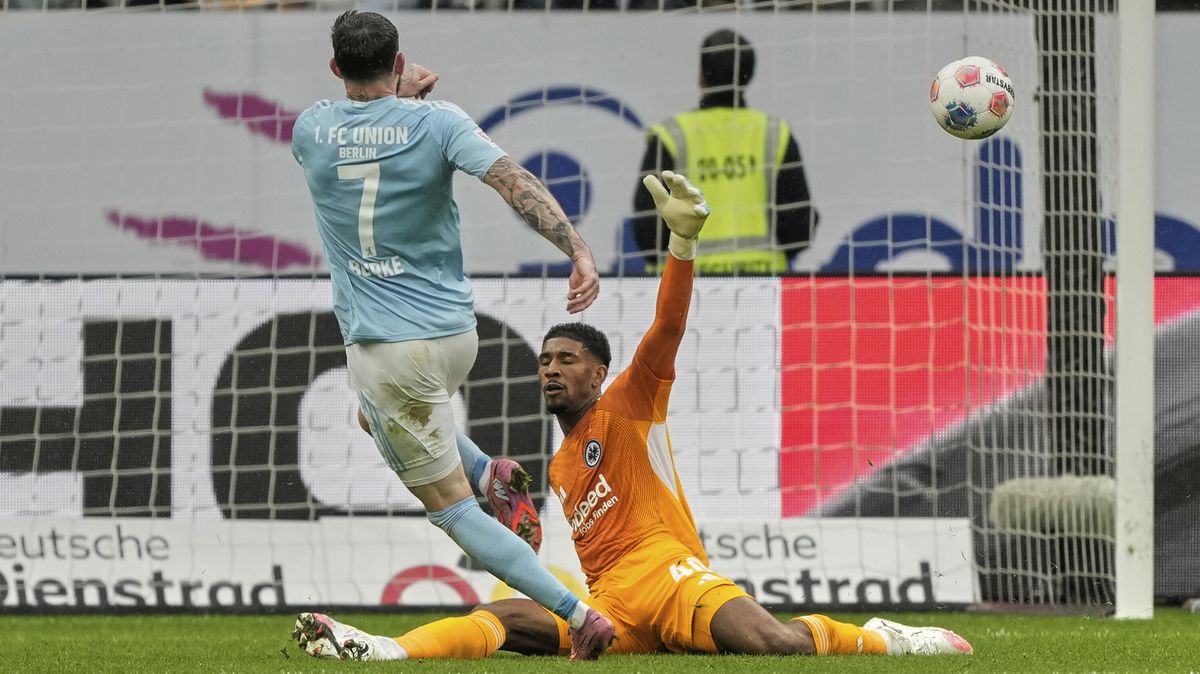 Union Berlín díky Burkeovu hattricku přestřílel Frankfurt