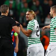 Fotbalisté Ferencvárose diskutující s hlavním rozhodčím při zápase s Plzní