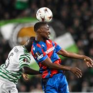 Plzeňský Cheick Souaré (vpravo) v souboji o míč na půdě Ferencvárose