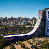 Kancelářská budova v Porto Alegre jako obří skateboardová rampa.