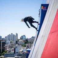 Padesátiletý skateboardista sjel kancelářskou budovu, dosáhl rychlosti přes 100 kilometrů v hodině. 