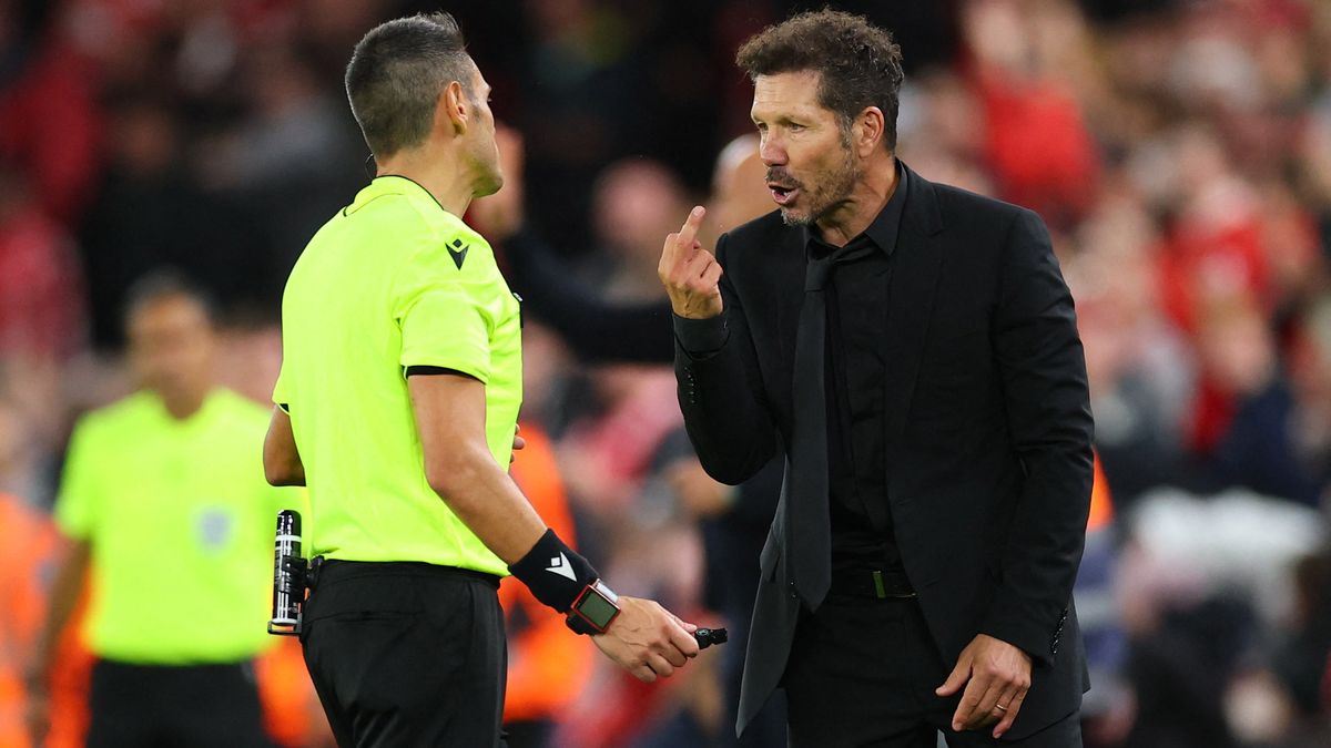 Devadesát minut mě uráží a já mám být klidný? Vyloučený Simeone o extempore s fanouškem Liverpoolu