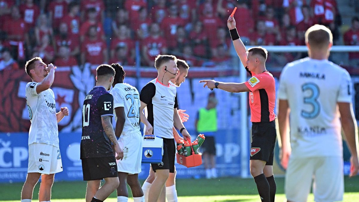 Fyzioterapeut dostal červenou kartu za vražení do Zafeirise. Neakceptovatelné, budeme to řešit, přiznal Kováč