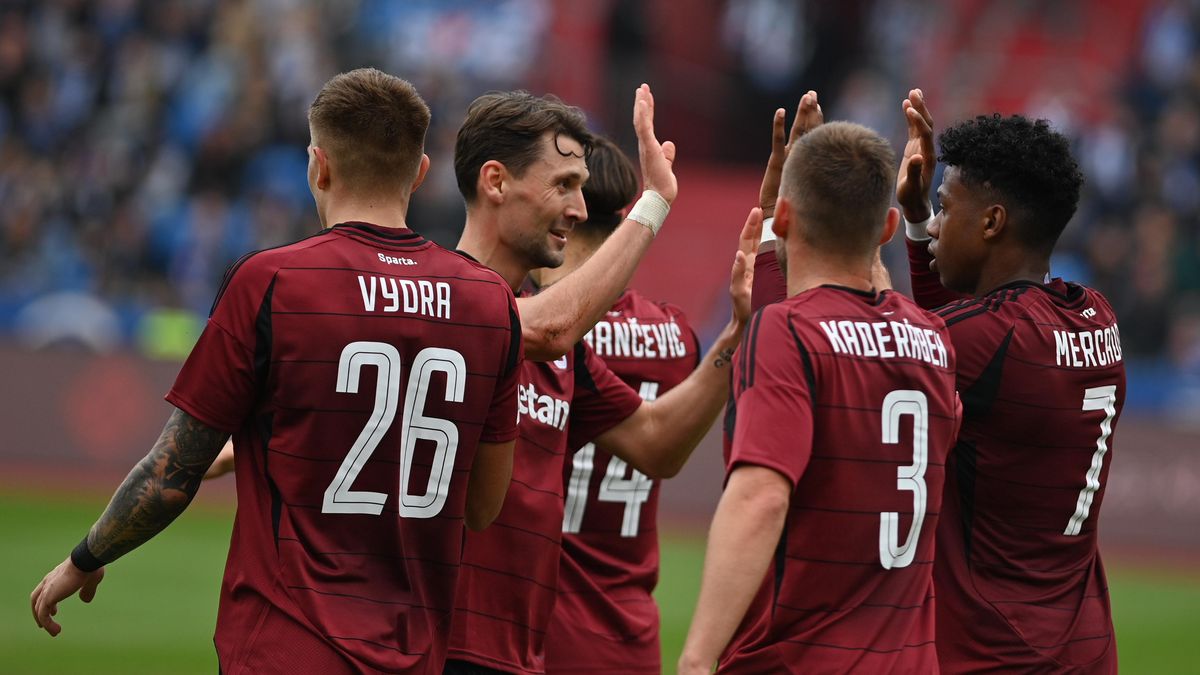 FOTBAL ONLINE: Sparta pokořila Baník, vrací se před Slavii. Hradec jde znovu do vedení