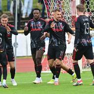 Fotbalisté Sparty se radují z gólu. 