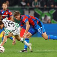 Plzeňský Jan Paluska (vpravo) v akci na půdě Ferencvárose