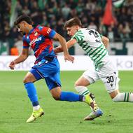 Plzeňský Merchas Doski (vlevo) v akci při zápase s Ferencvárosem