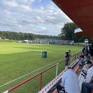 Pohled na trávník z tribuny stadionu v Brozanech