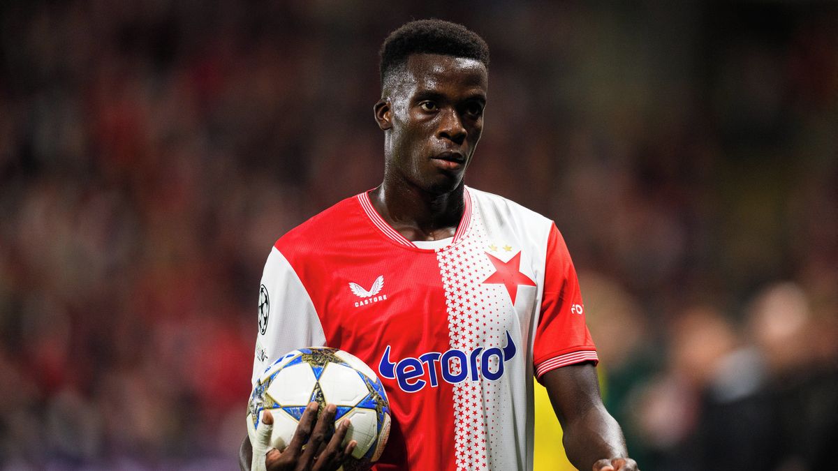 Slavia dál osekává soupisku, do Belgie posílá obránce