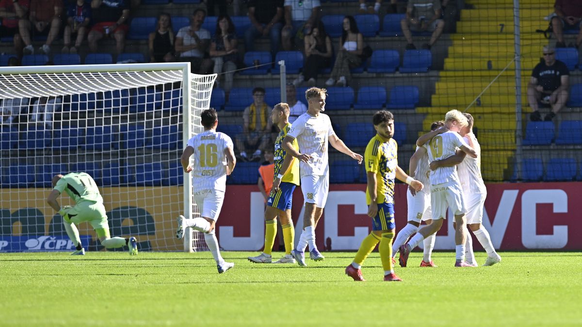 FOTBAL ONLINE: Zlín snižuje, Slovácko využilo chyby Pardubic. Jablonec bleskově vede