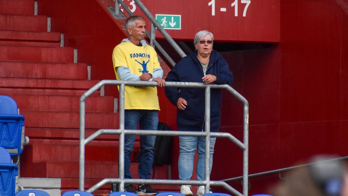Kvarteto srdcařů, láska nejen k fotbalu. Na Baník dorazili čtyři fanoušci hostů, klub si jich váží