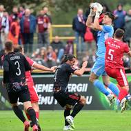 Brankář Sparty Jakub Surovčík chytá míč v zápase proti Karlovým Varům.