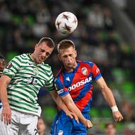 Plzeňský Amar Memič (vpravo) v souboji o míč na hřišti Ferencvárose