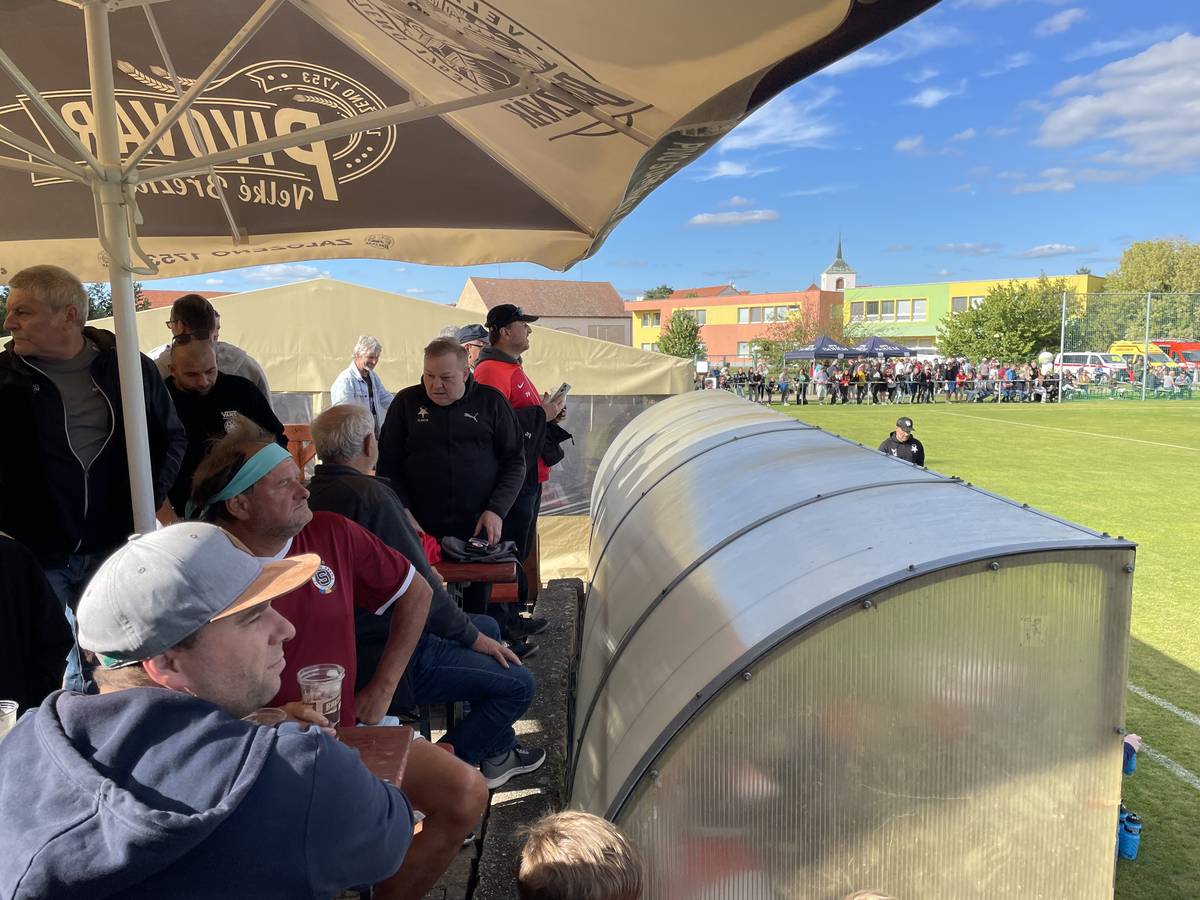 Pohled z tribuny stadionu v Brozanech