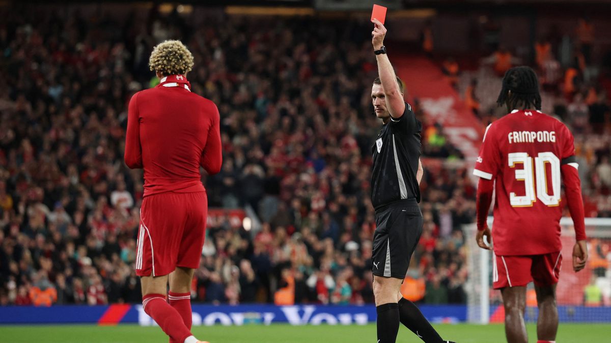 Vyloučen za sundaný dres. Bomber Liverpoolu rozzuřil kouče hloupou červenou