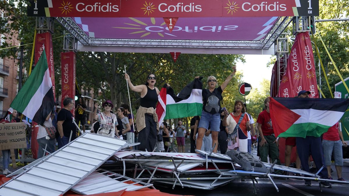 Aktivisté je připravili o chvíle slávy, tak si šampioni Vuelty udělali vlastní ceremoniál na parkovišti